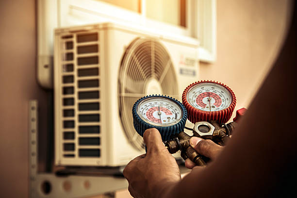 Professional Ac Installation technician working in Glendale Heights, IL